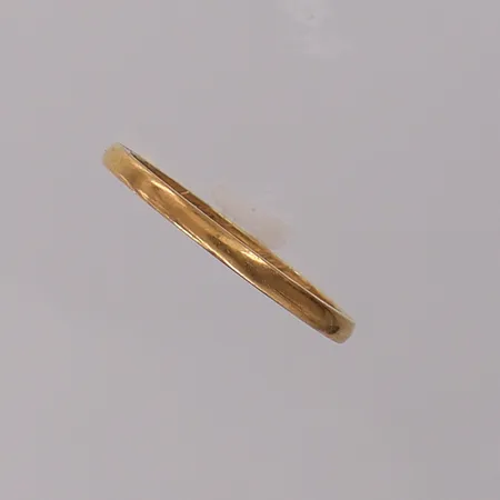 Ring slät, stl:16½ bredd 1,8mm, gravyr, skev. 23K Vikt: 2,5 g