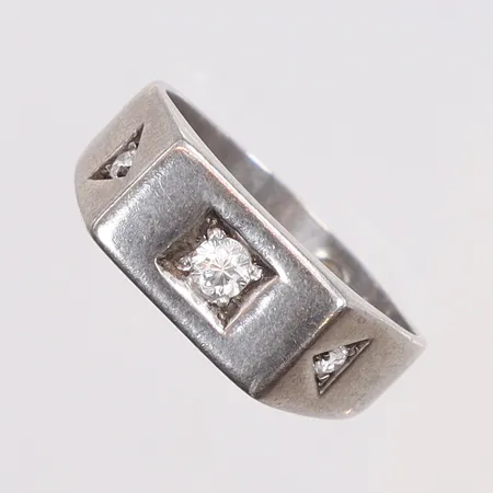 Ring med vita stenar, stl:19¾, bredd 4-8mm, GFAB, 925/1000 silver Vikt: 4,8 g