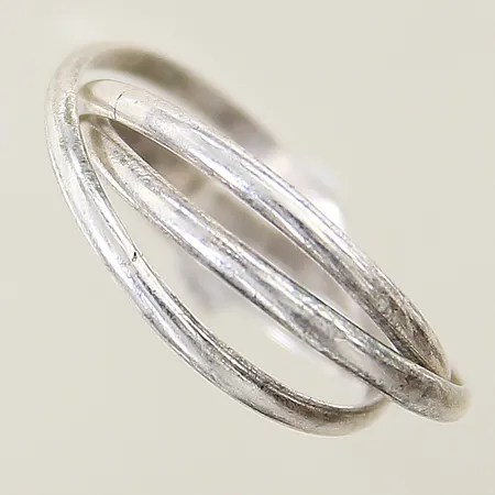 Ring tredelad stl:17¼ bredd 2,7-5,6mm silver 925/1000 Vikt: 2,4 g på auktion i Solna hos Pantbanken Sverige