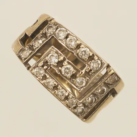 Ring med vita stenar stl:16¼, bredd 6,9-1mm sprickor i skena, defekt 18K Vikt: 5,8 g