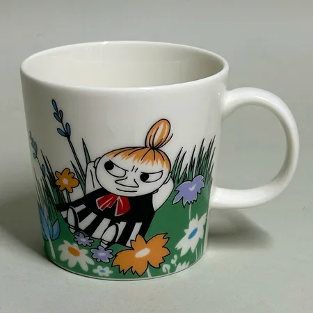 Muminmugg Lilla My på ängen 2022- Arabia Finland höjd 8cm Ø8,5 cm 30cl, porslin, "Little My" QC0824 Skickas med paket.