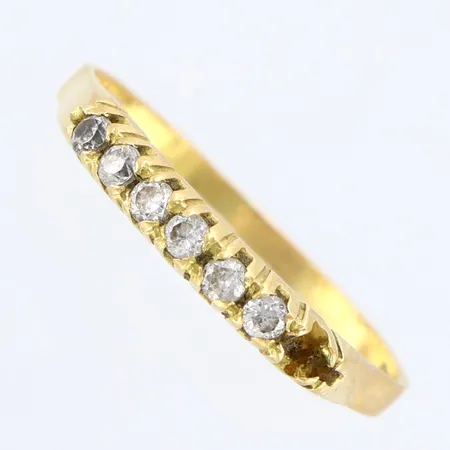 Ring med vita stenar, stl: 18½, bredd: 1,5-2,5mm, saknar sten, skev skena, 18K Vikt: 1,8 g