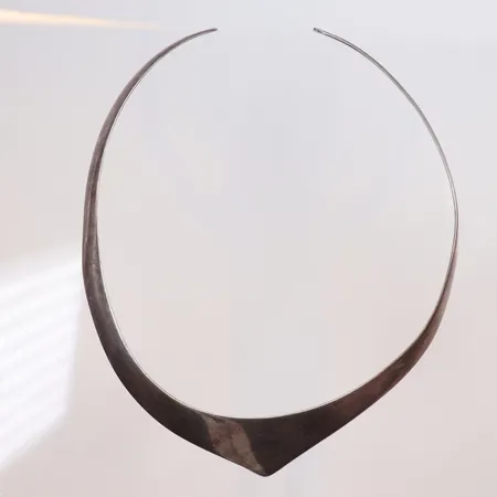 Stelt halscollier, Ø10,5cm, bredd 7-28mm, 925/1000 silver Vikt: 38,5 g