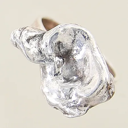 Ring stl:16½ bredd 6-15mm silver 830/1000 Vikt: 6,2 g på auktion i Solna hos Pantbanken Sverige