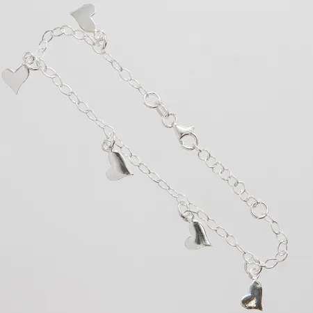 Armband med hjärtan längd: 16-18,3cm, GHA, trögt lås, lås fastnar, silver 925/1000 Vikt: 3,7 g på auktion i City hos Pantbanken Sverige