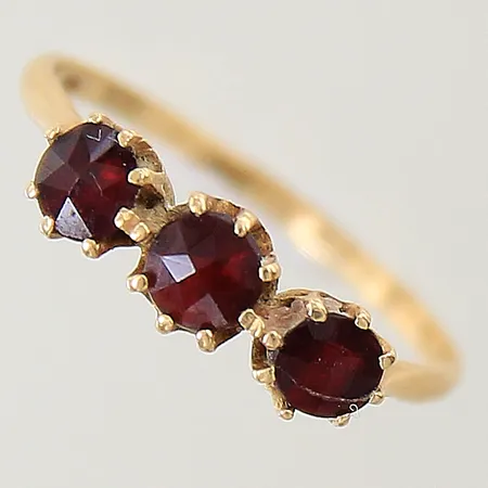 Ring med röda stenar stl:18 bredd 1,2-5,3mm en sten med spricka 18K Vikt: 1,6 g