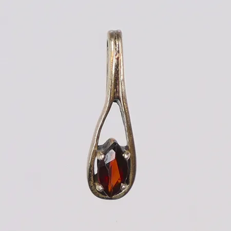 Hänge med röd sten, 17x5mm, 835/1000 silver Vikt: 0,6 g