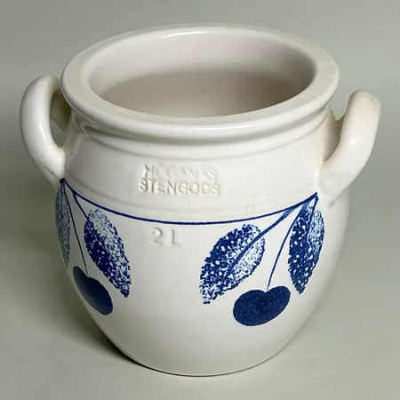 Krus Höganäs stengods design Jackie Lynd handmålad vit med blåa detaljer, 2L, höjd 15,5cm, Ø14cm, ca 1,5kg Skickas med paket.