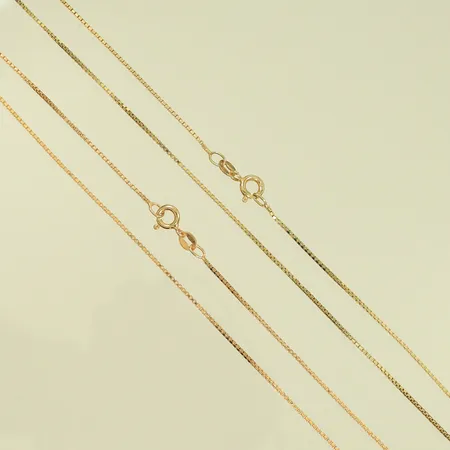 Två halskedjor venezia, 37cm, bredd 1mm, 34cm, bredd 1mm, förgyllt silver, Silver 925/1000  Vikt: 4,2 g