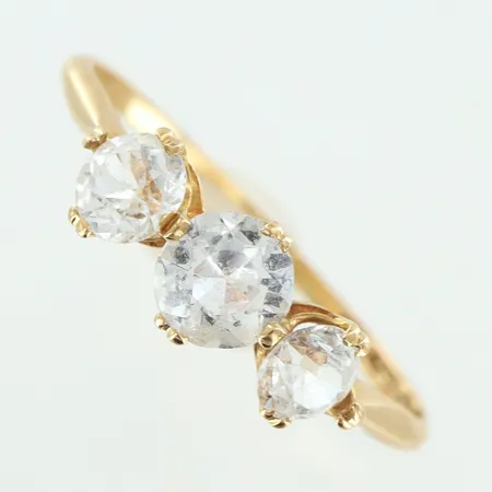 Ring stl:17 bredd 1-4,5mm, vita stenar, skev fattning, 18K Vikt: 1,3 g