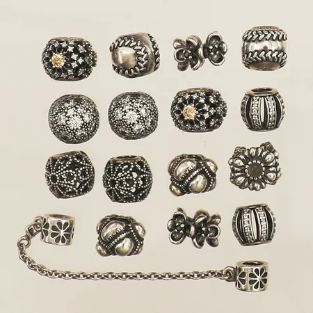 15 Berlocker samt en säkerhetskedja Pandora silver 925/1000 Vikt: 49,3 g