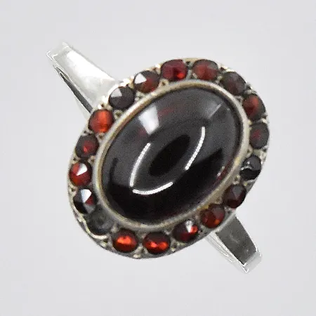 Ring med röda stenar stl:17 bredd 2-14 mm, en sten saknas, silver 835/1000. Vikt: 3,4 g
