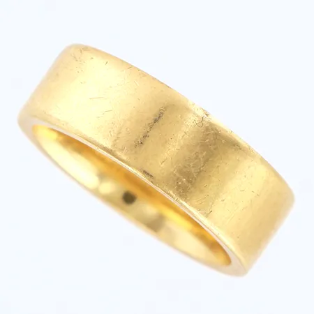 Ring slät stl: 16¾ bredd: 6,5mm, Schalins, gravyr, 9K Vikt: 7,3 g