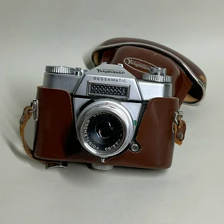 Kamera Voigtlander Bessamatic, i läderfodral, läderbandet av, ej funktionstestad Skickas med postpaket.