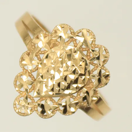 Ring med mönster, stl 18¼ bredd 2,5-16,5mm, ojämn skena 14K Vikt: 2 g