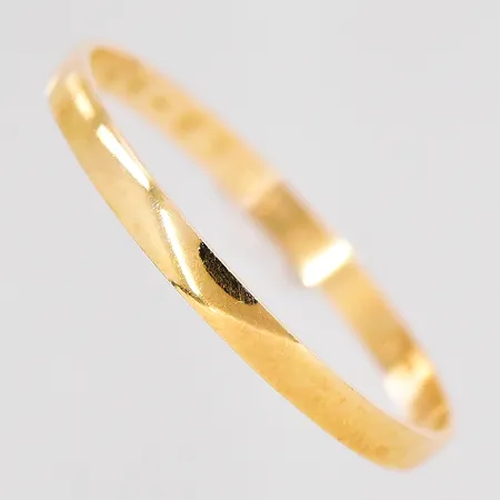 Ring stl:20½ bredd 2mm graverad 18K Vikt: 1,2 g