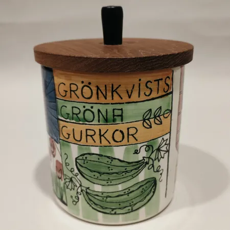 Burka med teaklock Grönkvists gröna Gurkor nr 22 serie vår lilla stad JIE Gantofta Sweden, höjd ca 11 cm Ø9,5cm formgivare Anita Nylund, 1950-talet stämpelmärkt i botten.