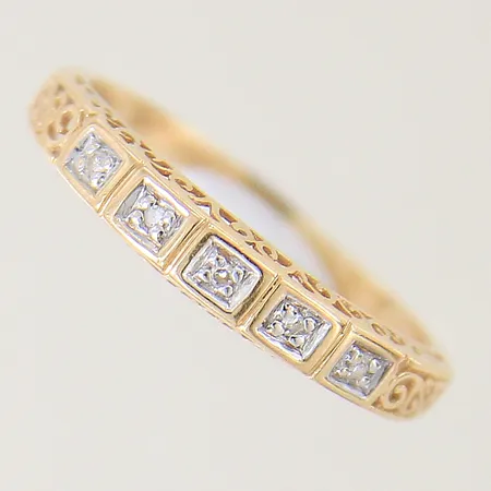 Ring med 8/8-slipade diamanter 5 x ca 0,005ct Guldfynd stl:17 bredd 1,6-3,6mm 18K Vikt: 1,4 g