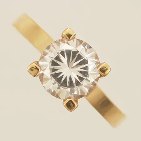 Ring med vit sten stl:18 bredd 1,9mm GHA 18K Vikt: 4,2 g