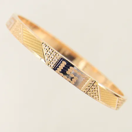 Armring med dekor Ø63mm bredd 6,6mm vitguldsdetaljer 21K Vikt: 14,4 g