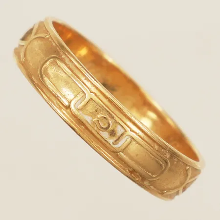 Ring med skadad emalj stl:23¾ bredd 6mm gravyr 18K Vikt: 7,6 g