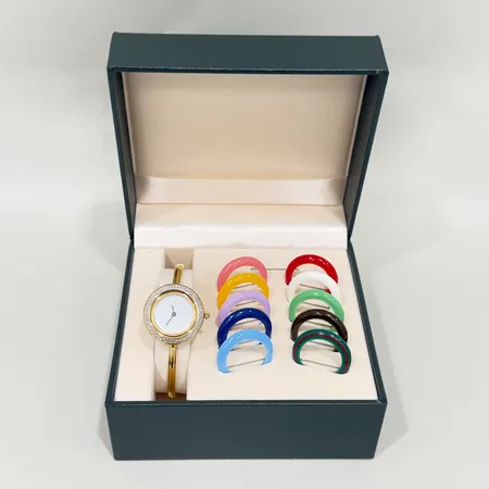 Damur Gucci Change Bezel guld/stål quartz Ø26mm referensnr: 11/12.2 serienr: 1910456 10 utbytbara ringar en me på auktion i Solna hos Pantbanken Sverige