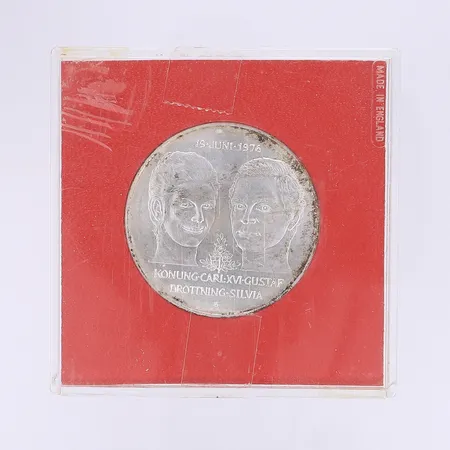 Jubileumsmynt Kungabröllopet 19 juni 1976 Konung Carl XVI Gustav och Drottning Silvia, Ø36mm, nominellt värde 50kr, plastetui, silver 925/1000 Vikt: 27 g