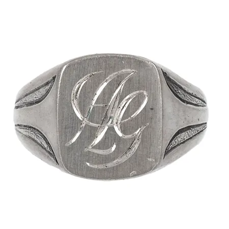 Klackring med monogramgravyr stl:20 bredd 3,7-14mm, silver 7,7g.