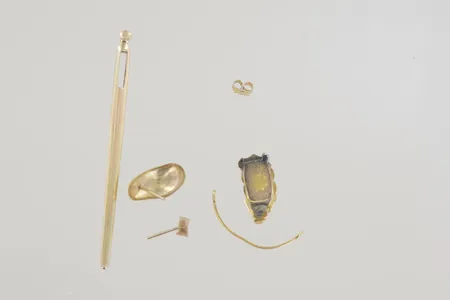 Skrot 14K 2 gr 18K 1,74 gr 9k 0,5gr=4,24 gr Vikt: 4,2 g på auktion i Växjö hos Pantbanken Sverige