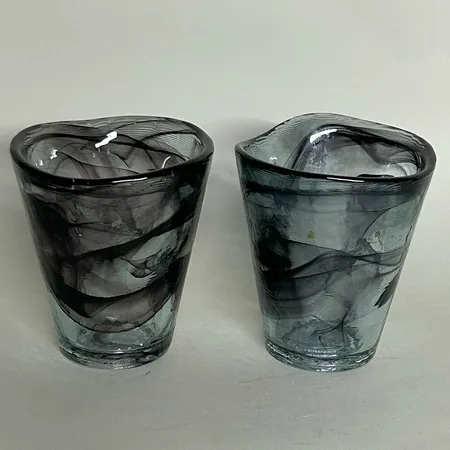 2 Tumblerglas Kosta Boda Mine design Ulrica Hydman Vallien, svart och klart glas, höjd ca 11cm Ø9,5cm, handdiskas Skickas med postpaket.