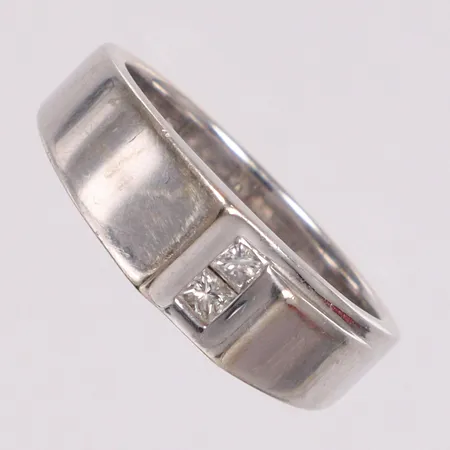 Ring stl: 20¼ vitguld med princesslipade diamanter 2x ca. 0,02ct 18K Vikt: 10 g