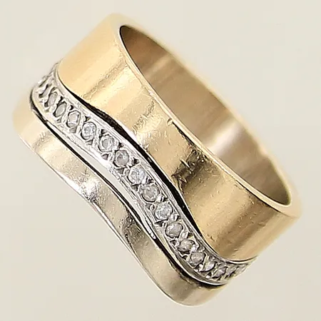 Ring med vita stenar stl:16¾ bredd 8,4-9,8mm delvis vitguld behov av omrodiering 14K Vikt: 7,3 g