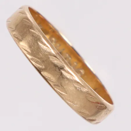 Ring stl:18 bredd 4mm, gravyr, 18K Vikt: 2,6 g