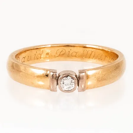 Ring med en briljantslipad diamant 0,07ct stl:17½ bredd 3-3,5mm, gravyr, 18K 4,2g.