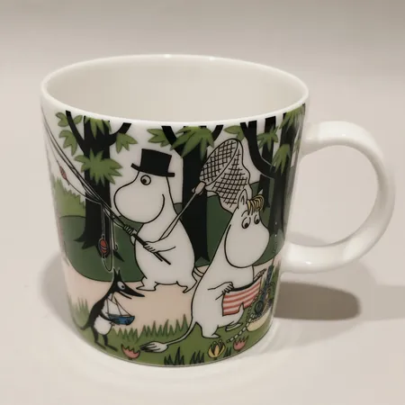 Muminmugg Vi åker på semester år 2018 Arabia Finland porslin höjd 8cm Ø8cm 30cl märkt CR1117 med etikett.