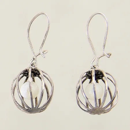 Örhängen med imitationspärlor 35x14mm något skeva stift silver 925/1000 Vikt: 2,2 g på auktion i Solna hos Pantbanken Sverige