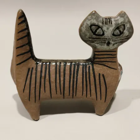 Figurin Lisa Larson Katt ur serien Lilla Zoo för Gustavsberg 1955-1978 höjd 10 cm limmad/lagad vid framtassen och svansen.