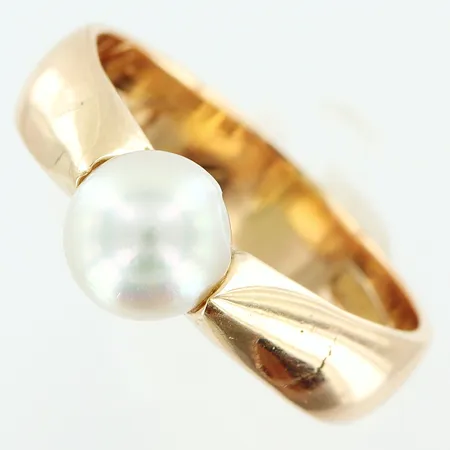 Ring stl:18 bredd 5x6,5mm, odlad pärla Ø6,5mm, spricka i skena, gravyr, 18K Vikt: 5,2 g