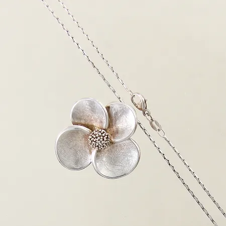 Kedja med integrerat hänge blomma längd 46cm bredd 1,1mm hängets mått 30-31mm silver 925/1000  Vikt: 14,7 g