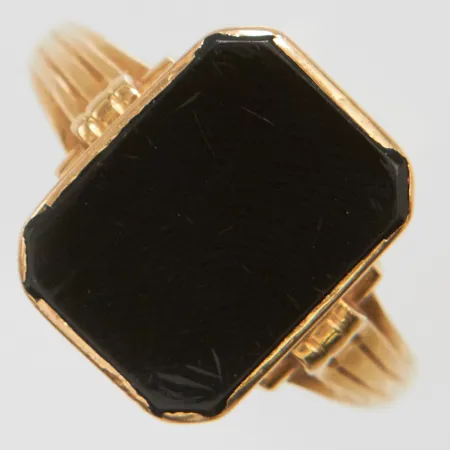 Klackring med onyx stl:ca.22½, bredd: 2-16,5mm, Guldvaruaktiebolaget G. Dahlgren & Co Ab, Malmö, 1951, skev skena, repig sten, 18K Vikt: 4,6 g
