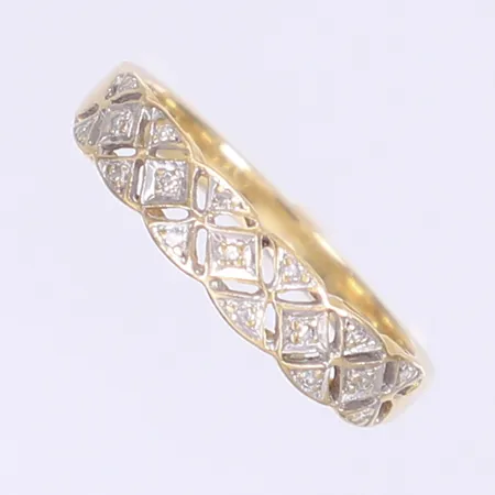 Ring med diamanter 17 x ca 0,005ct, GHA, stl:16¾ bredd 2-4mm, 18K Vikt: 2,7 g