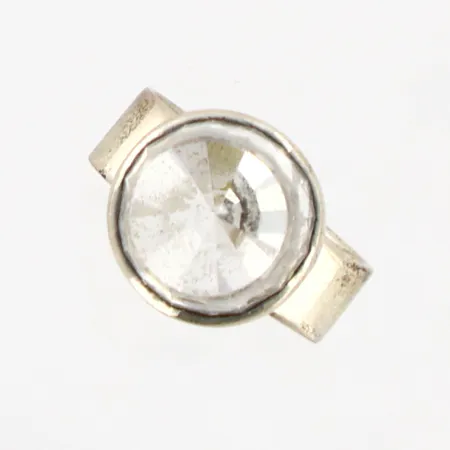 Ring med vit sten stl: 15½, bredd: 6-13mm, 835/1000 silver Vikt: 6,1 g