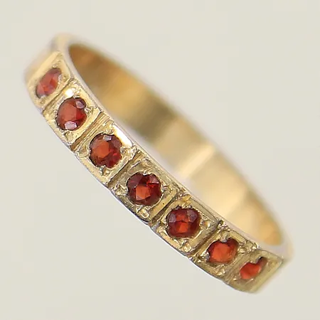 Ring med röda stenar stl:17¾ bredd 3,3mm förgyllning med smärre färgbortfall silver 830/1000 Vikt: 1,8 g på auktion i Solna hos Pantbanken Sverige