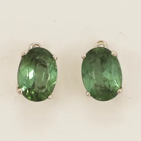 Ett par örhängen med gröna turmaliner, diamanter 2xca0,01ct, längd 8,5mm bredd 5,8mm vitguld 18K Vikt: 2,2 g