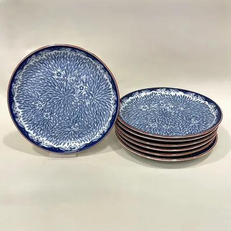7 Förrättstallrikar Ostindia Floris formgiven av Caroline Slotte för Rörstrand Ø20cm, etiketter kvar samt spår på auktion i Solna hos Pantbanken Sverige
