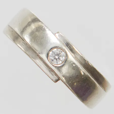 Ring med vit sten stl:17 bredd: 2,7-7,4mm, silver 925/1000 Vikt: 3,9 g