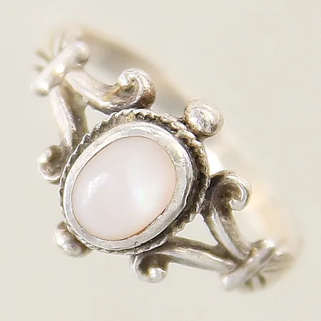 Ring med pärlemor stl:15 bredd 2,1-11,2mm silver 925/1000 Vikt: 1,8 g