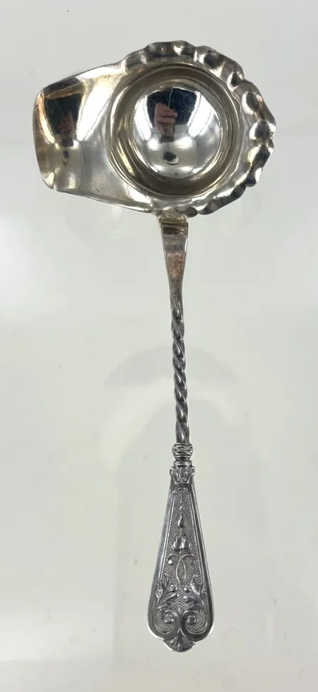 såssked längd 14,7 cm diam 6 cm, nysilver på auktion i Växjö hos Pantbanken Sverige