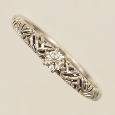 Ring med moissanite 1x0,1ct stl:16¾, bredd 3,5mm gravyr, certifikat från Glamira, 9K Vikt: 1,7 g