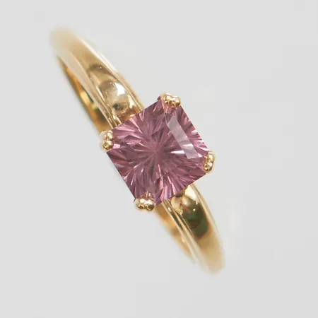 Ring med en rodolit ca.6x6mm, stl:17½, bredd: 1,6-6,4mm, 14K Vikt: 3,2 g